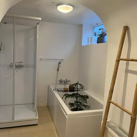 Kwatera prywatna To Vaerelser Med Dobbeltsenge Taet Pa E45 Og Banegarden I Vaerelserne Deler Bad Kaeldervaerelser Med Egen Indgang *